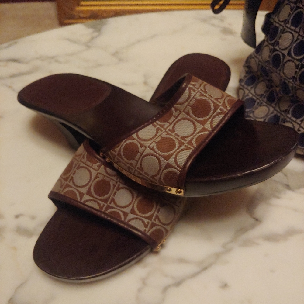 Gorgeous Ferragamo gancino wooden heels